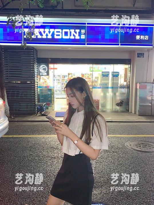17c吃瓜 晃晃悠悠点进17c吃瓜网页,各种黑料扑面而来,有点心累又不想停下来