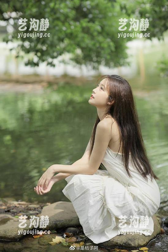 51吃瓜群众网址：瓜在嘴边，心却在飞翔的奇妙旅途。