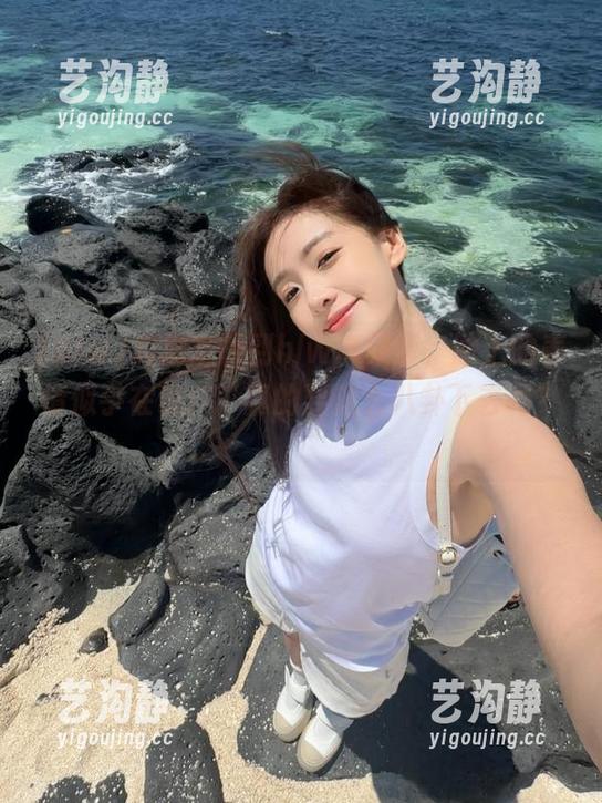 和朋友聊到hlw苹果版，脸上的表情似乎在说：“真的要这么八卦下去吗？”