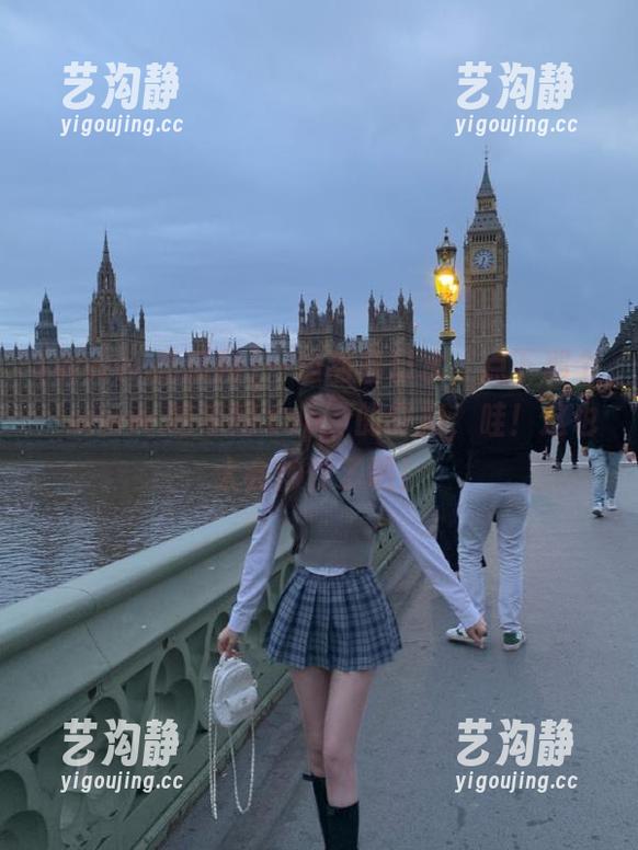 一边刮着口水，点下那个‘www.吃瓜网.top’的链接，哇！这也太会炒作了吧！
