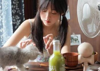 吃瓜网苹果版，听说有人为免费吃瓜追得不亦乐乎，普通人该咋办呢？