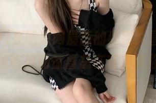 在吃瓜网最新的甜蜜大冒险里，免费吃瓜的惊喜总在转角等你！